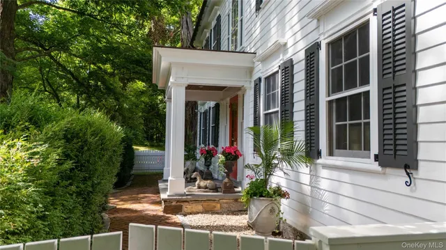 a view of house with tree s