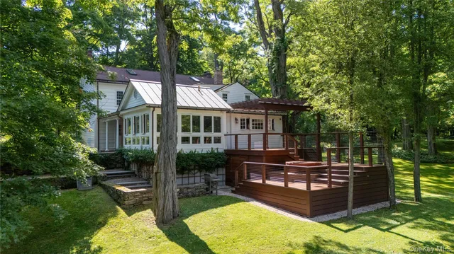 a view of a house with backyard