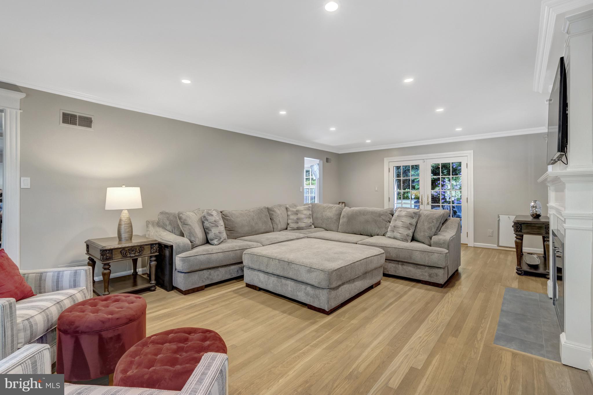 3313 Midland Road Fairfax, VA 22031 - Photo 13 of 74 Spacious living room