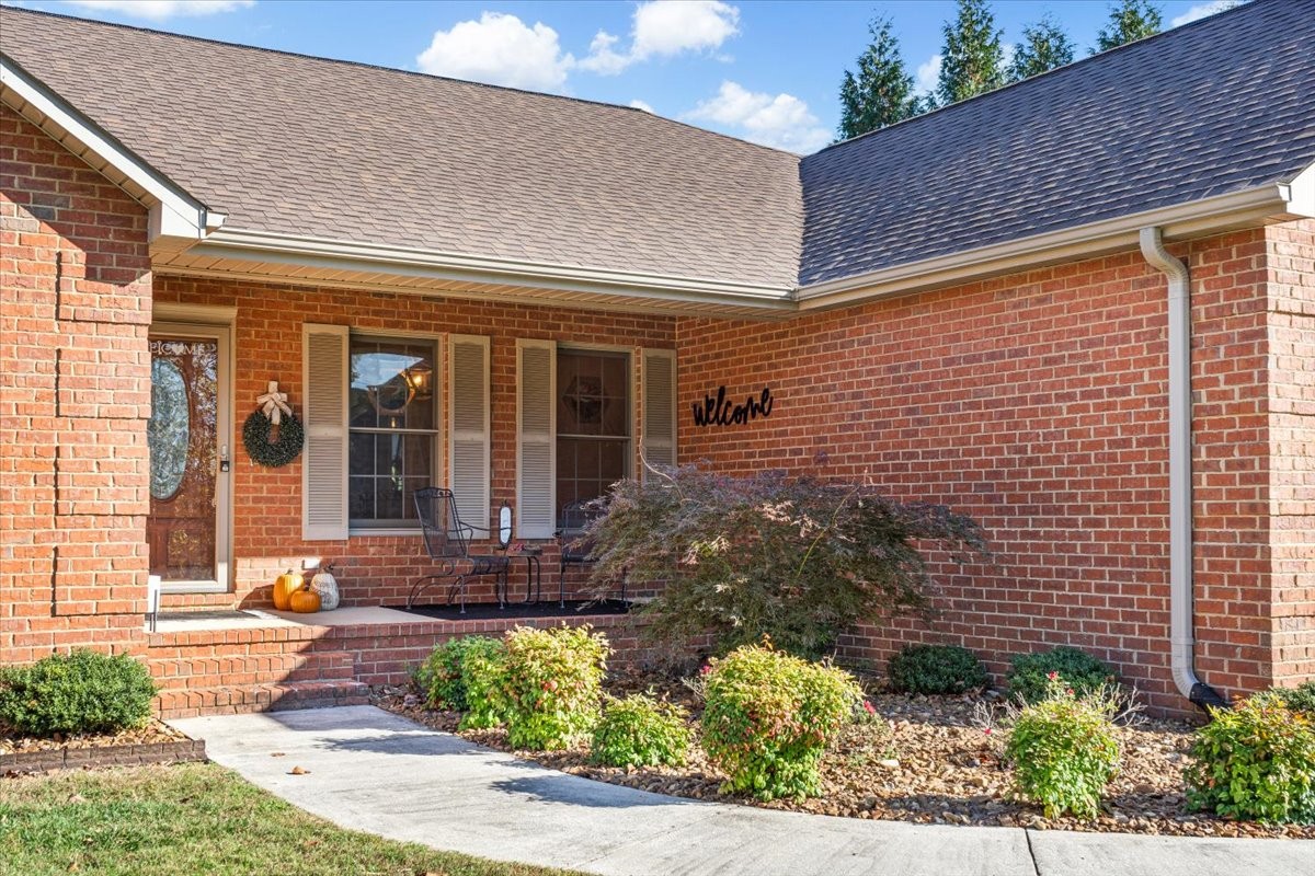 220 Flora Lane Manchester, TN 37355 - Photo 10 of 81 Great landscaping as you enter the home from the covered front porch!!