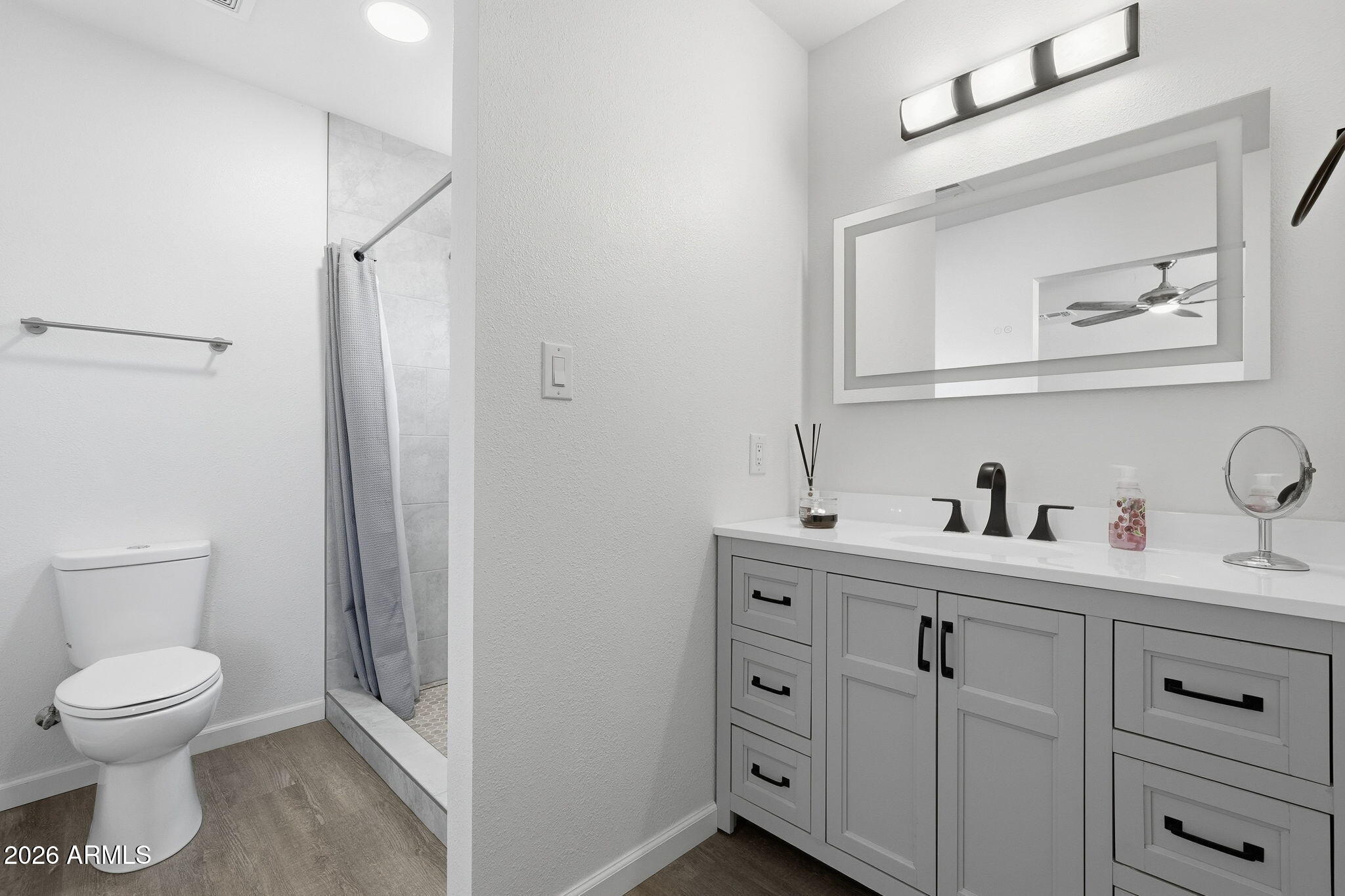 2826 East Cactus Road Phoenix, AZ 85032 - Photo 11 of 21 Primary Bathroom