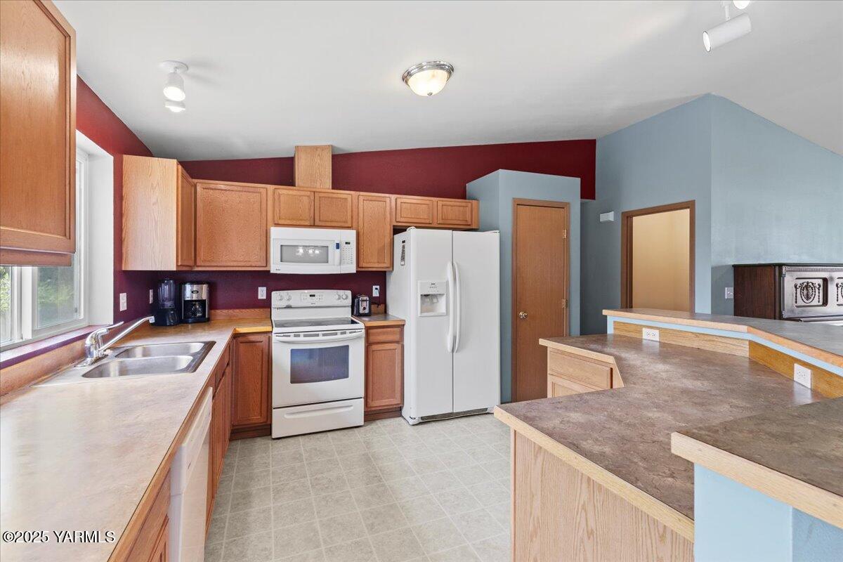 6402 Ridgeway Drive Yakima, WA 98901 - Photo 12 of 31 20-IMGC3246