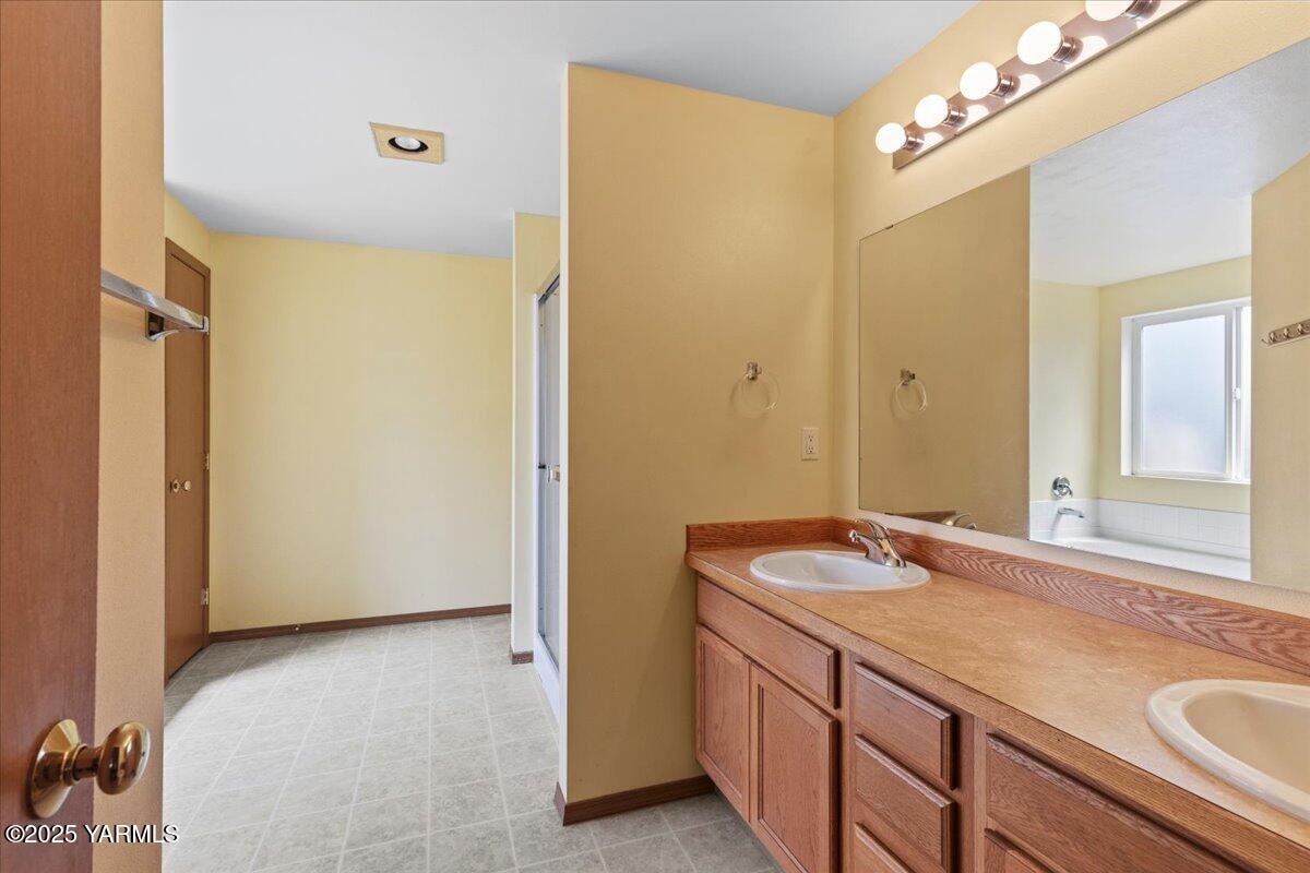 6402 Ridgeway Drive Yakima, WA 98901 - Photo 24 of 31 07-IMGC3207