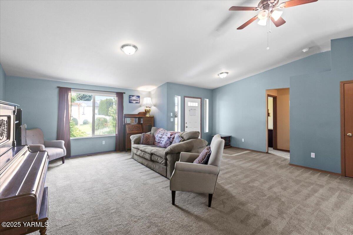 6402 Ridgeway Drive Yakima, WA 98901 - Photo 3 of 31 09-IMGC3234