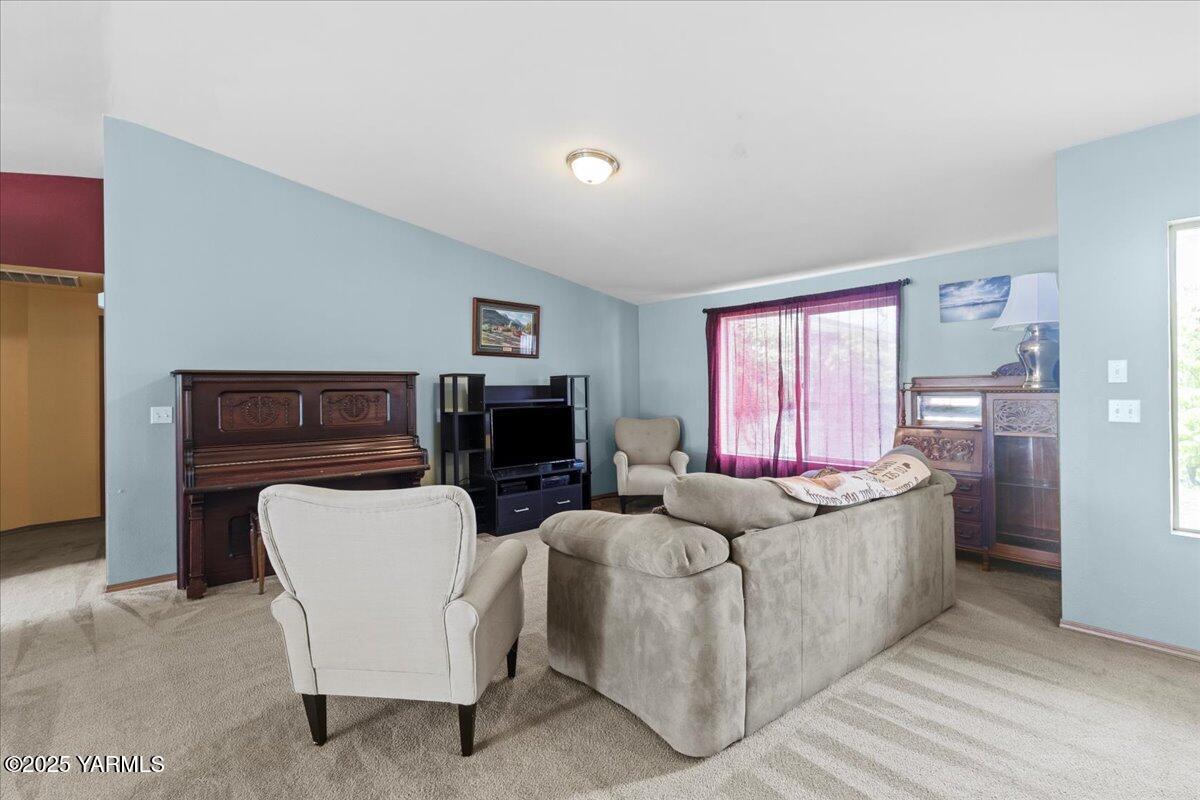 6402 Ridgeway Drive Yakima, WA 98901 - Photo 4 of 31 34-IMGC3180