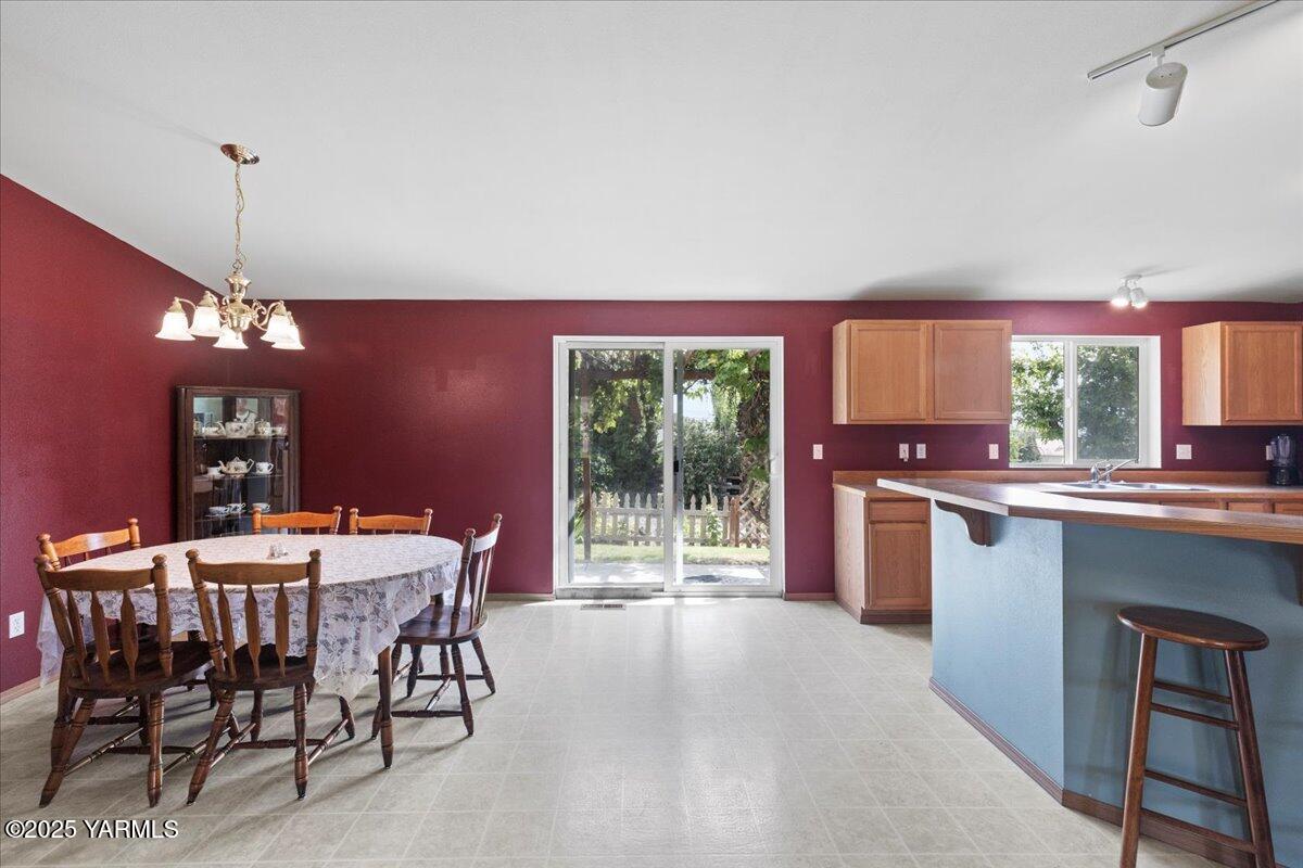 6402 Ridgeway Drive Yakima, WA 98901 - Photo 8 of 31 22-IMGC3240