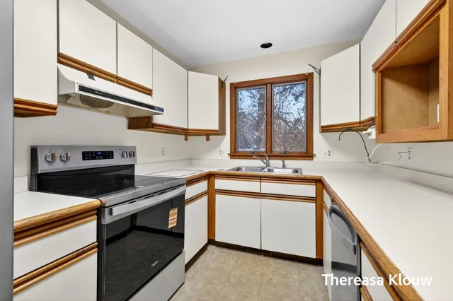 $349,900 | 17496 Meadow Wood Road, Spring Lake, MI 49456