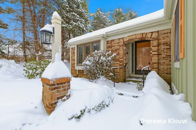 $349,900 | 17496 Meadow Wood Road, Spring Lake, MI 49456