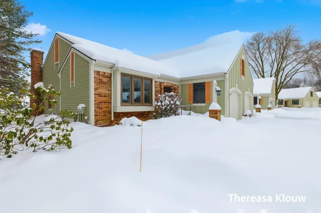 $349,900 | 17496 Meadow Wood Road, Spring Lake, MI 49456