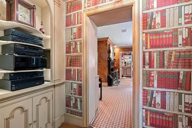 $3,995,000 | 285 Piping Rock Road, Glen Head, NY 11545