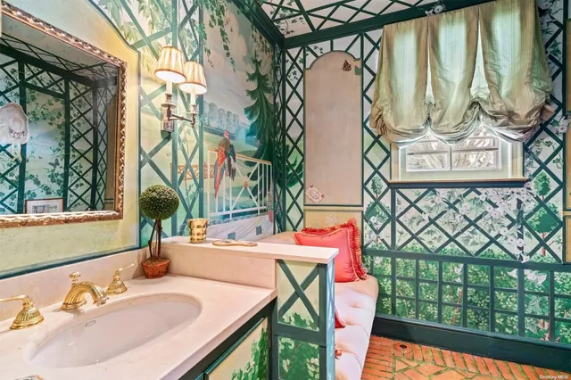 $3,995,000 | 285 Piping Rock Road, Glen Head, NY 11545