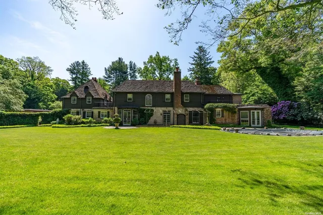 $3,995,000 | 285 Piping Rock Road, Glen Head, NY 11545