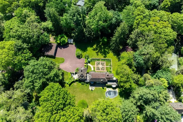 $3,995,000 | 285 Piping Rock Road, Glen Head, NY 11545