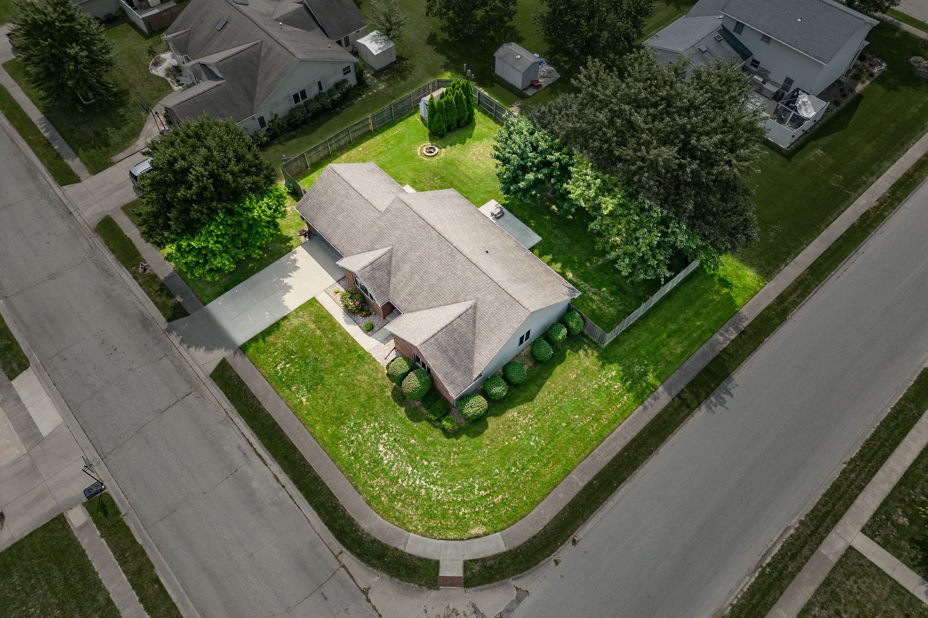 2898 Fox Ridge Circle Columbus, IN 47203 - Photo 2 of 39