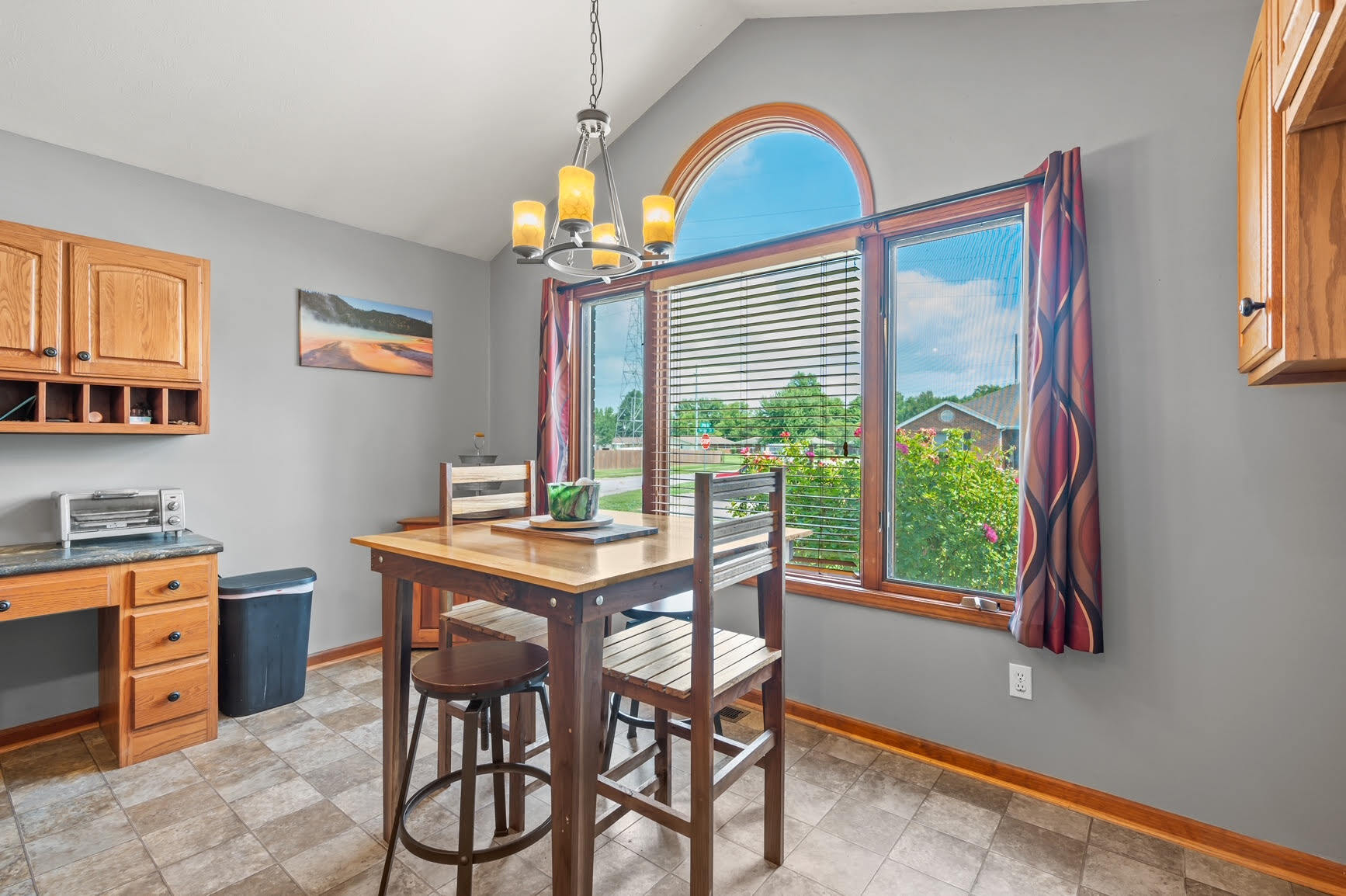 2898 Fox Ridge Circle Columbus, IN 47203 - Photo 7 of 39