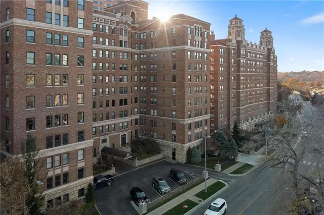 $849,500 | 229 Ward Parkway, Unit 1001B, Kansas City, MO 64112