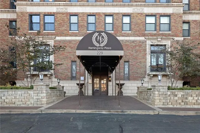 $849,500 | 229 Ward Parkway, Unit 1001B, Kansas City, MO 64112