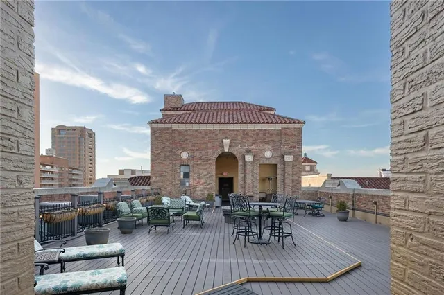 $849,500 | 229 Ward Parkway, Unit 1001B, Kansas City, MO 64112