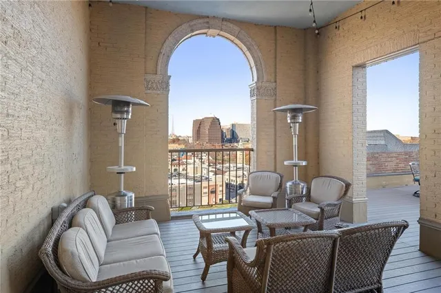 $849,500 | 229 Ward Parkway, Unit 1001B, Kansas City, MO 64112