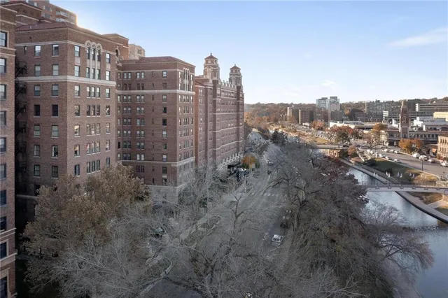 $849,500 | 229 Ward Parkway, Unit 1001B, Kansas City, MO 64112
