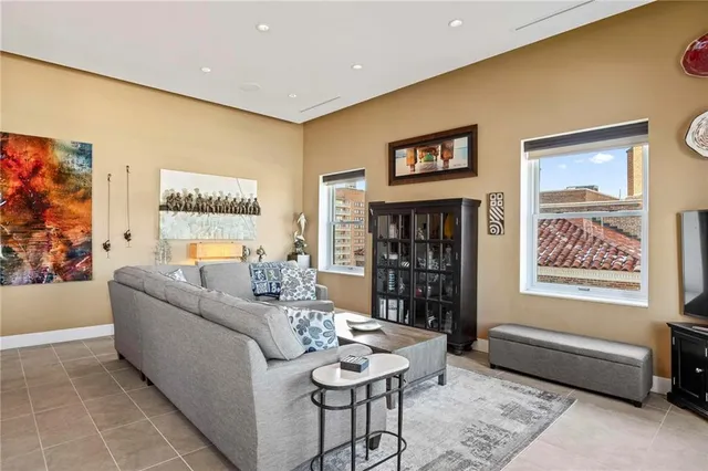 $849,500 | 229 Ward Parkway, Unit 1001B, Kansas City, MO 64112