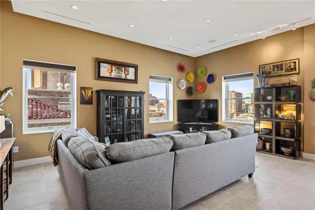 $849,500 | 229 Ward Parkway, Unit 1001B, Kansas City, MO 64112