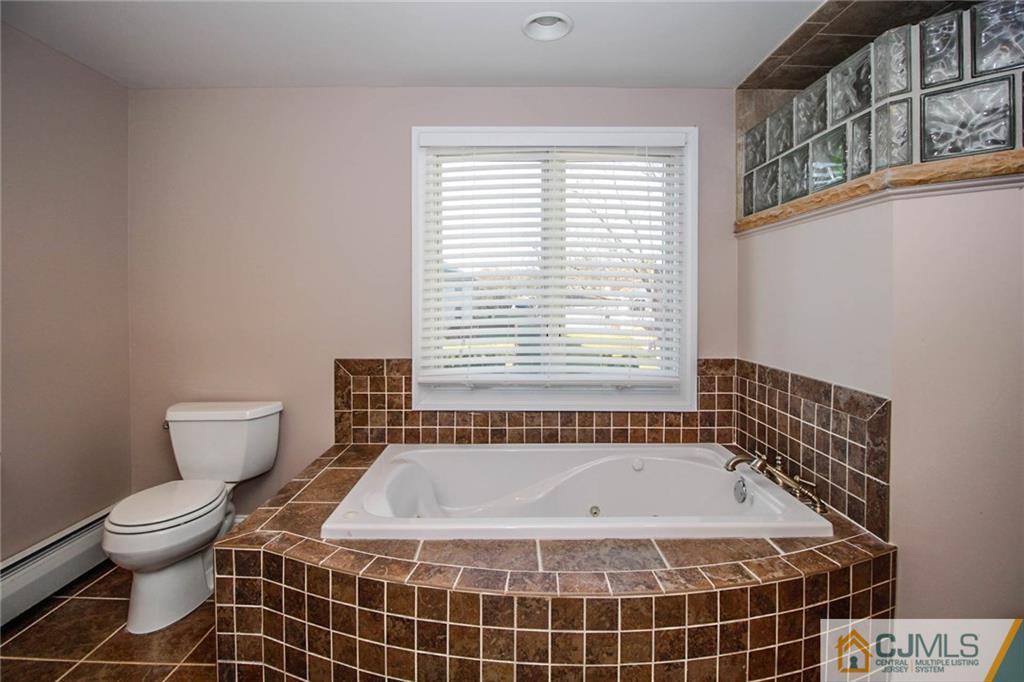 128 Morningside Road Colonia, NJ 07067 - Photo 17 of 25 a bathroom with a toilet and a bathtub