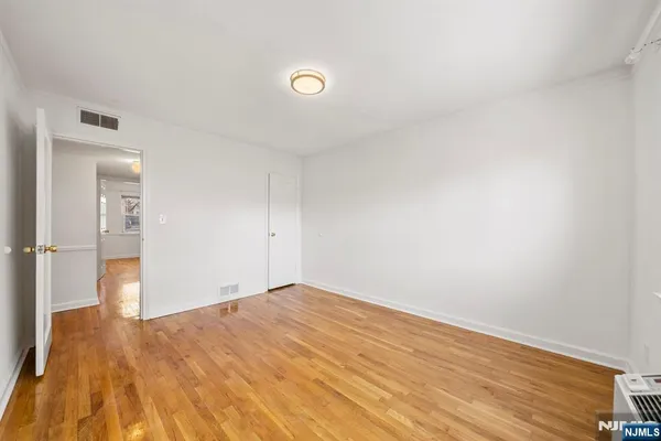 $2,400 | 184 Hillside Avenue, Unit I1, Leonia, NJ 07605