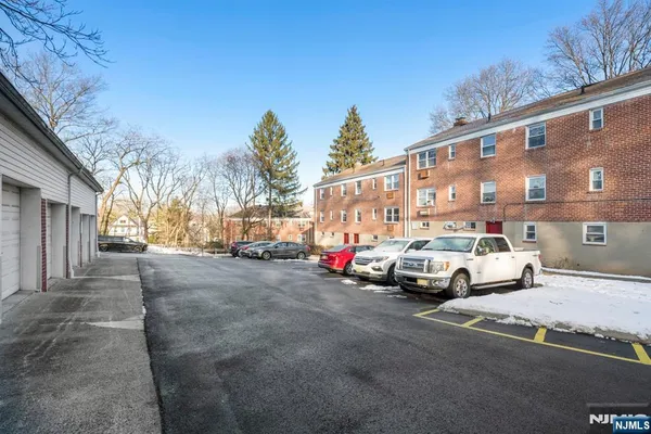 $2,400 | 184 Hillside Avenue, Unit I1, Leonia, NJ 07605