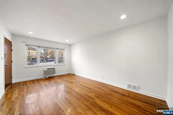 $2,400 | 184 Hillside Avenue, Unit I1, Leonia, NJ 07605