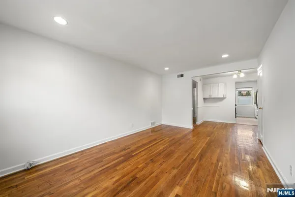 $2,400 | 184 Hillside Avenue, Unit I1, Leonia, NJ 07605