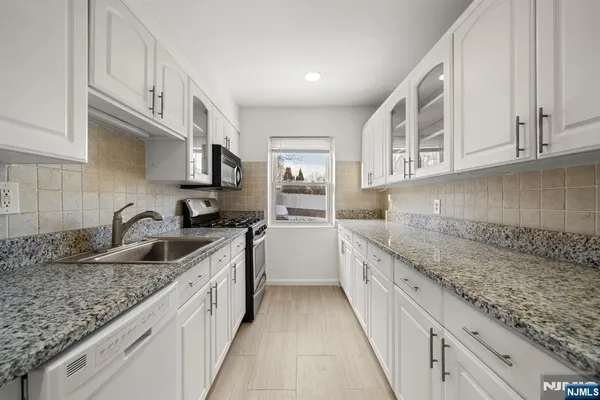 $2,400 | 184 Hillside Avenue, Unit I1, Leonia, NJ 07605