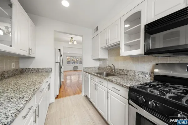 $2,400 | 184 Hillside Avenue, Unit I1, Leonia, NJ 07605
