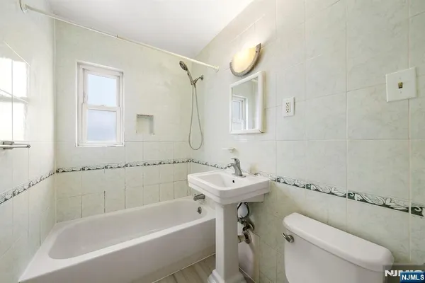 $2,400 | 184 Hillside Avenue, Unit I1, Leonia, NJ 07605