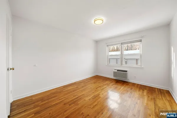 $2,400 | 184 Hillside Avenue, Unit I1, Leonia, NJ 07605