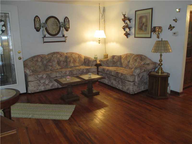 574 River Ridge Road Liberty, PA 15133 - Photo 4 of 25 Living Room.