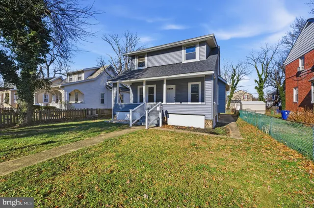 a view of an entryway of the house
