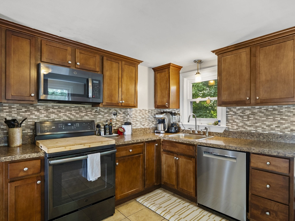 51 Dufton Road Andover, MA 01810 - Photo 11 of 34 Gallery Image 11