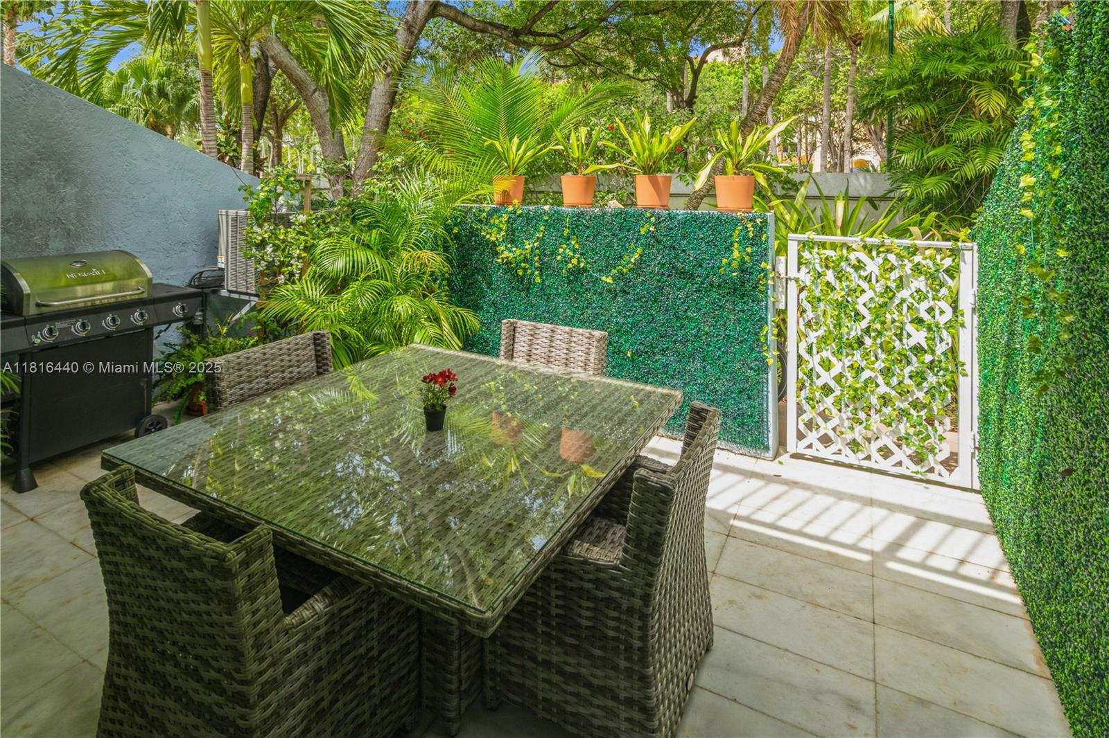 798 Crandon Boulevard, Unit 55B Key Biscayne, FL 33149 - Photo 4 of 8 a view of a tables and chairs in the patio