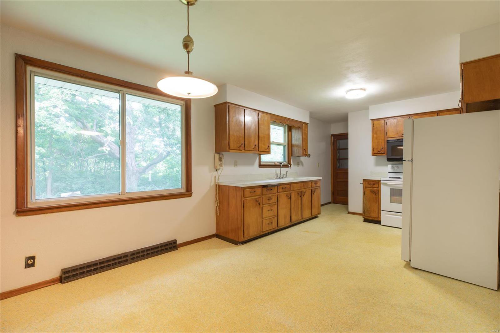 62 Blue Ridge Road Alton, IL 62002 - Photo 8 of 28
