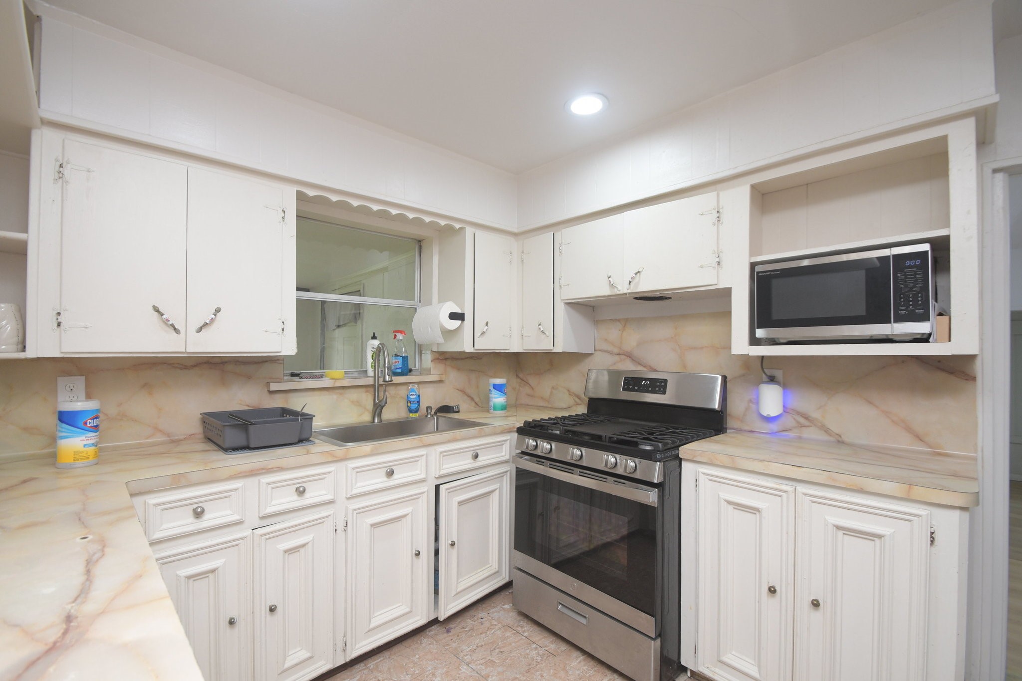 283 Turner Drive Houston, TX 77076 - Photo 14 of 19 Kitchen