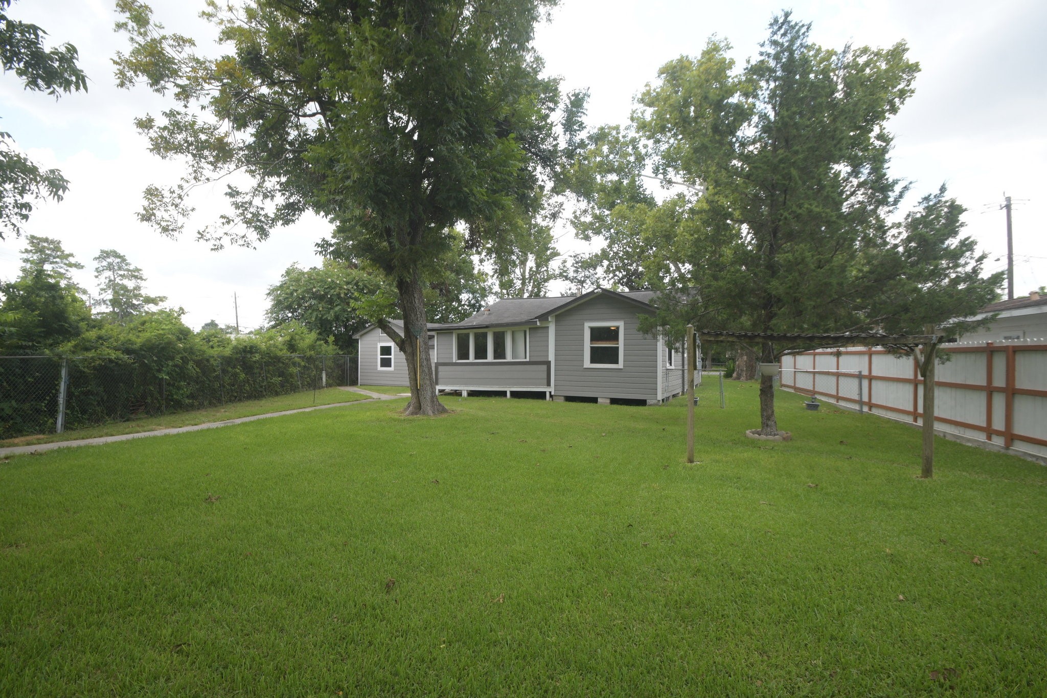 283 Turner Drive Houston, TX 77076 - Photo 4 of 19 Backyard area