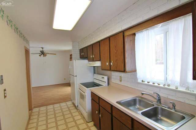 13114 Torrey Road Fenton, MI 48430 - Photo 4 of 21 21006304-3.JPG