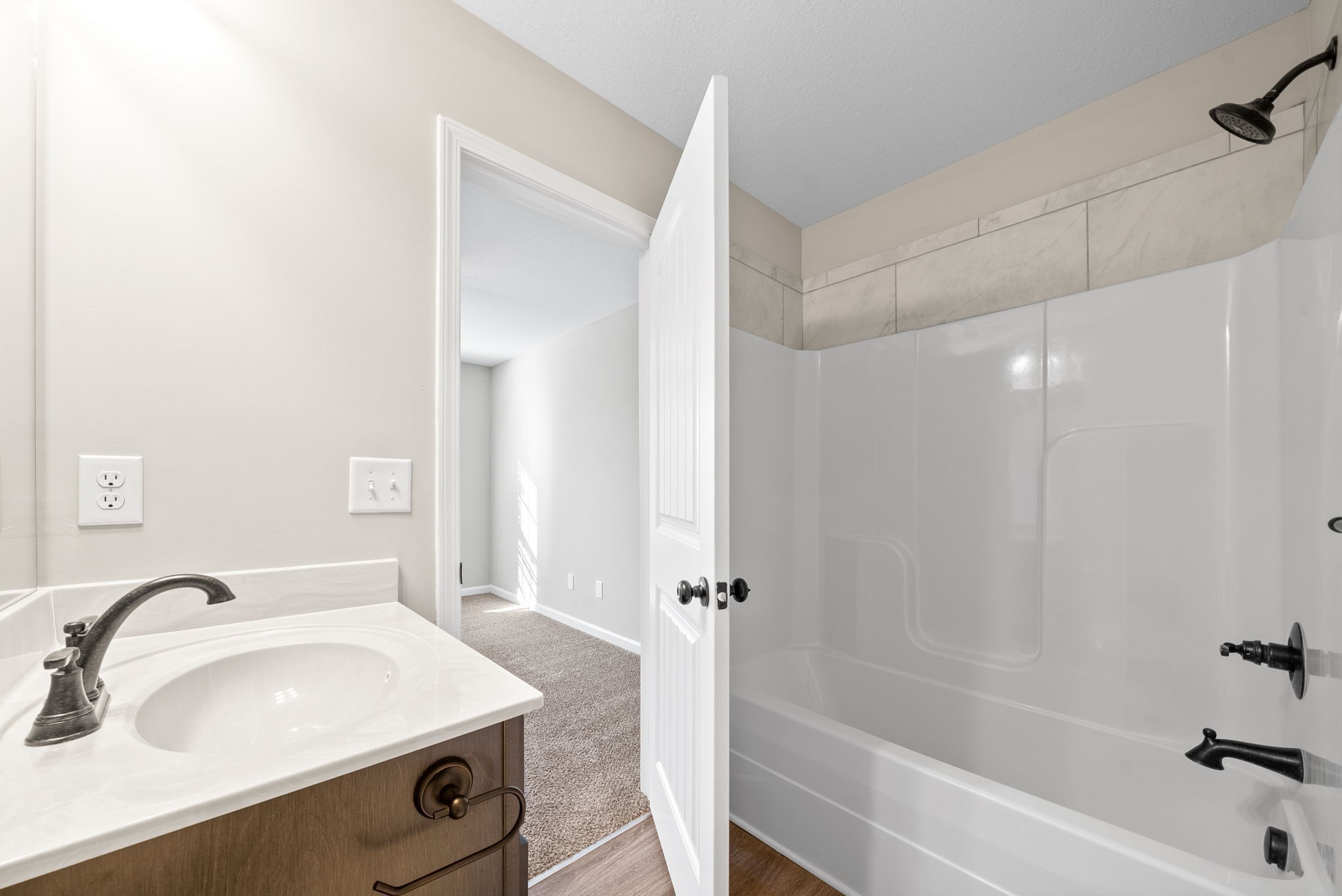 264 Smithson Lane, Unit B Clarksville, TN 37040 - Photo 23 of 25 a bathroom with a sink and a bathtub