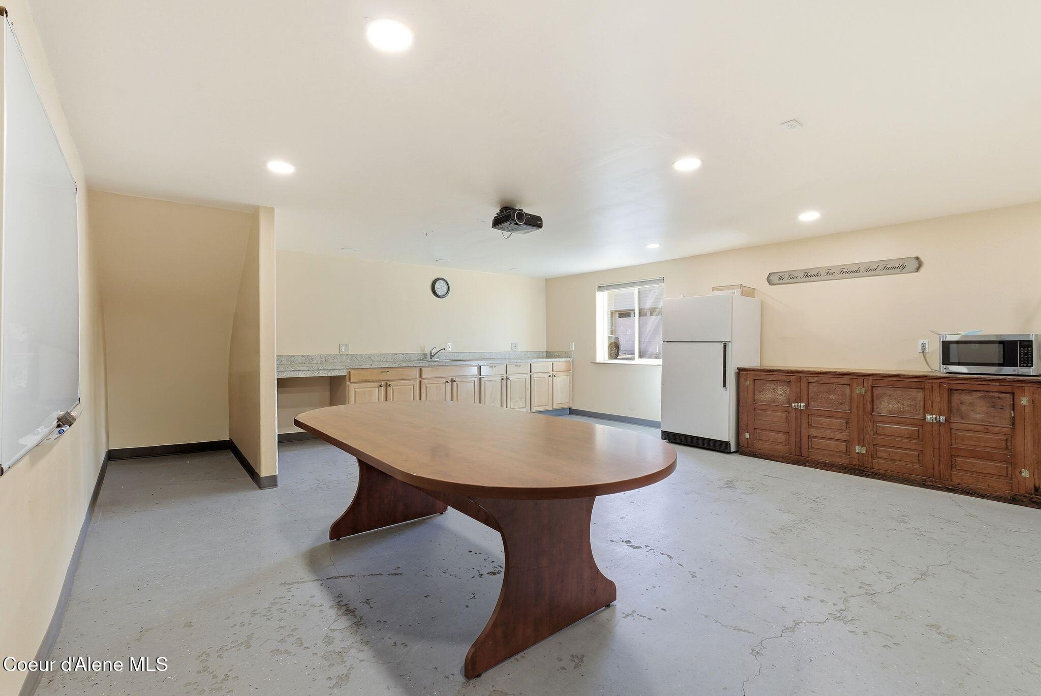 4719 Selle Road Sandpoint, ID 83864 - Photo 63 of 93 Shop room with sink