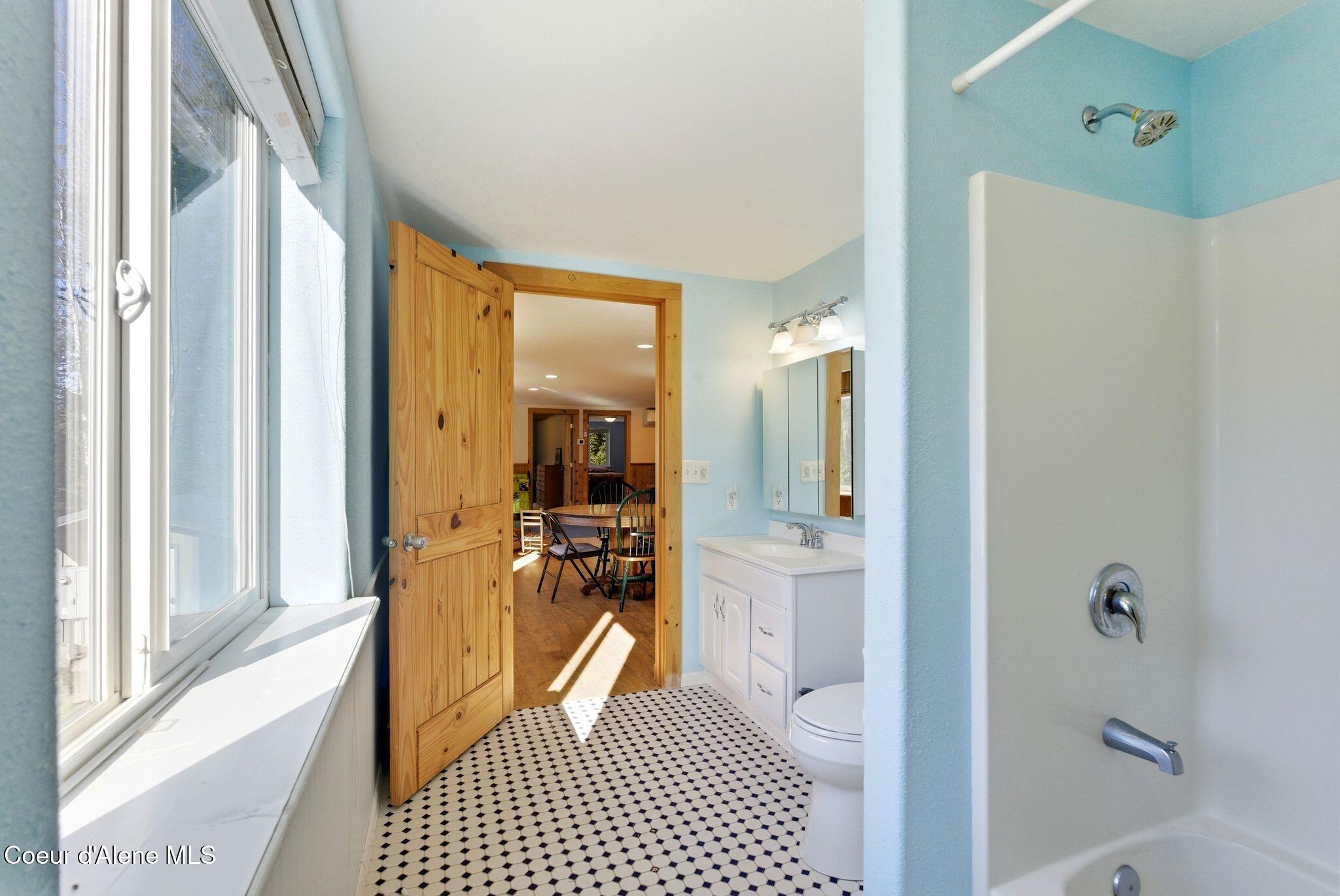 4719 Selle Road Sandpoint, ID 83864 - Photo 83 of 93 Apartment bathroom