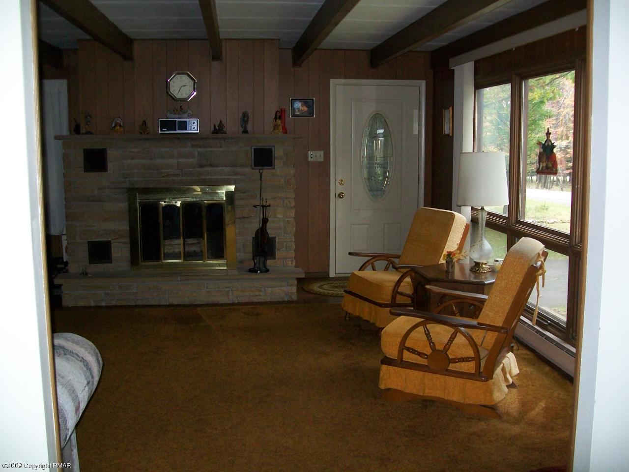 519-520 Mountain Road Albrightsville, PA 18210 - Photo 7 of 16 livingroom