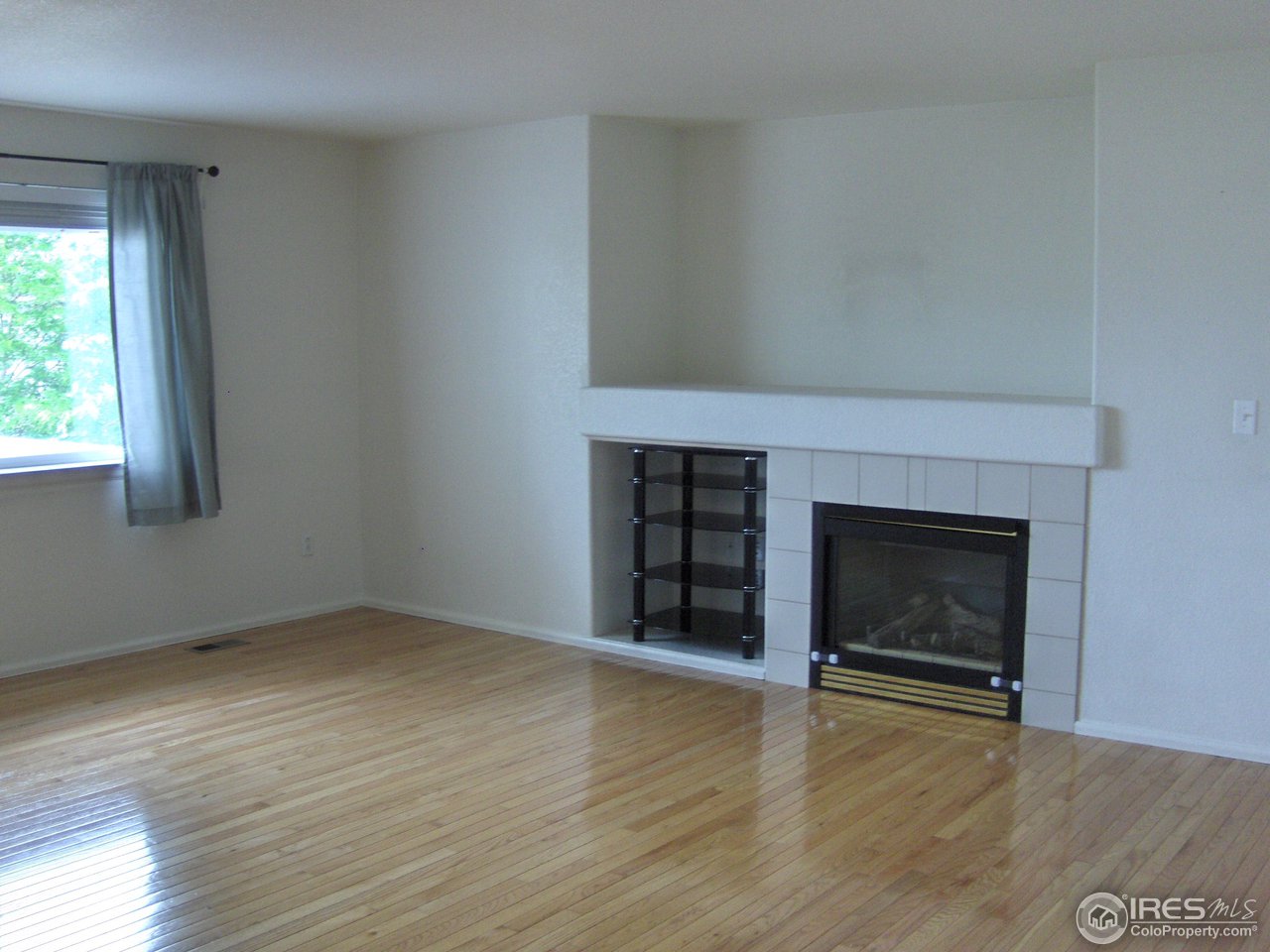 Gas fireplace