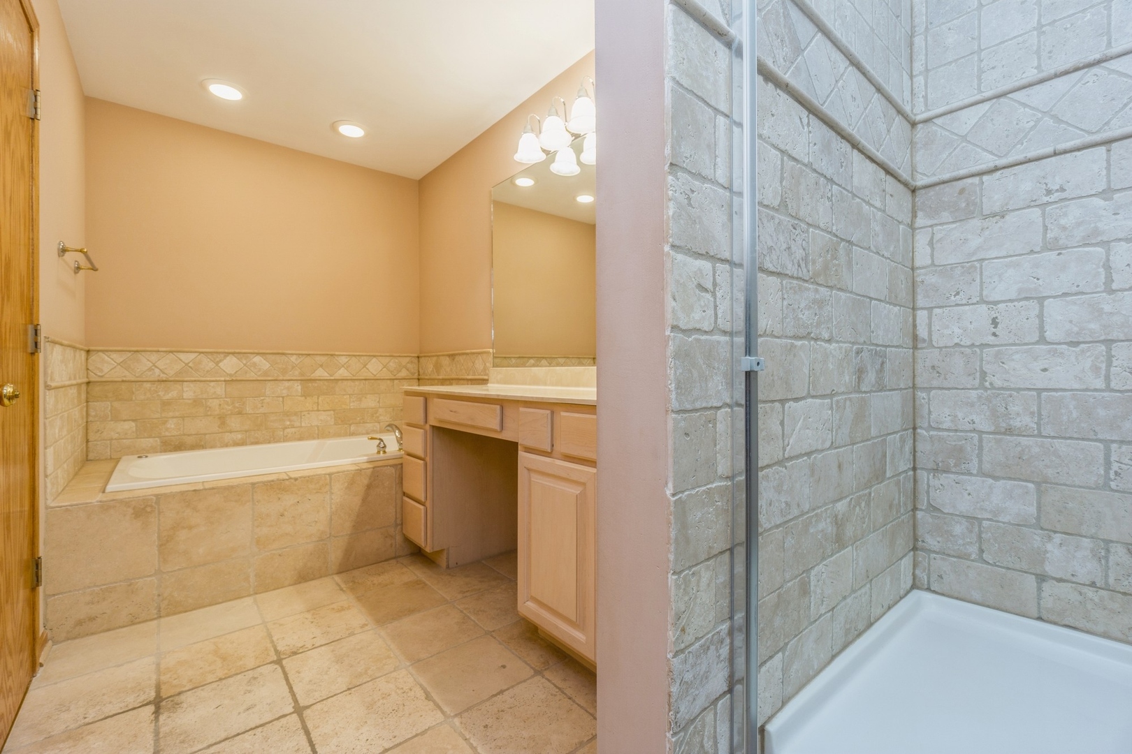 1711 Park Ridge Point Park Ridge, IL 60068 - Photo 10 of 16 a bathroom with a bathtub and a sink