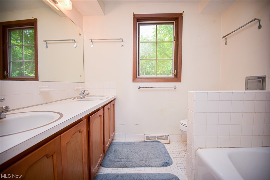 7551 West Pleasant Valley Road Cleveland, OH 44129 - Photo 23 of 35 Full Guest Bath w/ Dual Sink Vanity